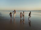 les-enfants-s-amusent-a-la-plage