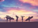 Surfeur dans le coucher de soleil