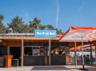 Photo comptoir face The Pool Bar parc aquatique : bar central splash piscine burgers frites glaces cocktails, service restauration aquatique famille, ambiance conviviale bassin toboggans.