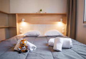 Chambre suite parentale Lodge Premium 4 personnes avec jacuzzi dans les Landes au camping Le Vieux Port