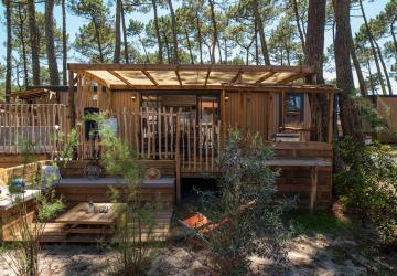Vue ensemble Lodge Premium 4 personnes avec jacuzzi dans les Landes au camping Le Vieux Port
