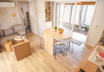 Intérieur Lodge Premium jacuzzi 4 personnes avec vue dune dans les Landes au camping Le Vieux Port