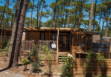 Vue ensemble Lodge Premium jacuzzi 6 personnes dans les Landes au camping Le Vieux Port