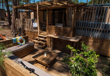 Vue ensemble Lodge Premium jacuzzi 6 personnes avec vue dune dans les Landes au camping Le Vieux Port