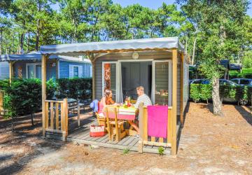 Terrasse Mobil-home Resasol 2/4 personnes dans les Landes au camping Le Vieux Port