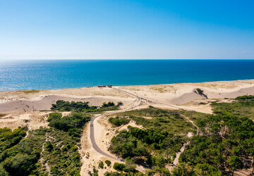 Accès direct à la plage et à l'océan Atlantique depuis le camping 5 étoiles Le Vieux Port dans les Landes