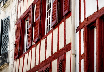 Bayonne et ses immeubles à colombages rouges et verts basques