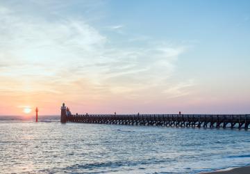 Estacade de Capbreton au coucher de soleil sur l'océan Atlantique