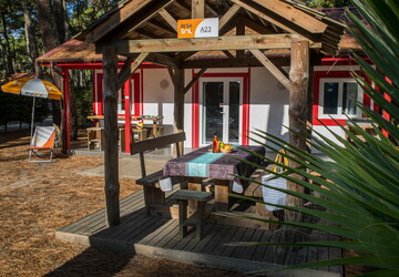 Paillote et terrasse de la gamme chalets du camping 5 étoiles Le Vieux Port dans les Landes