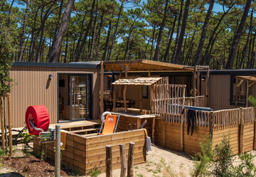 Vue ensemble Cottage Duo Suite Premium jacuzzi 8 personnes dans les Landes au camping Le Vieux Port