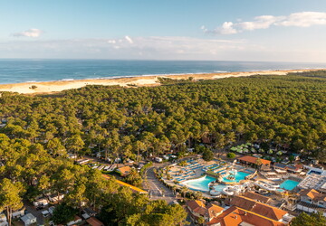 Vue d'ensemble du camping 5 étoiles écologique dans la forêt et au bord de l'océan Atlantique Le Vieux Port dans les Landes 