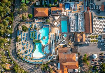 Vue du ciel du parc aquatique blotti entre les pins au camping écologique et 5 étoiles Le Vieux Port dans les Landes