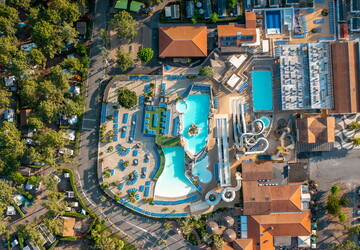 Vue du ciel du parc aquatique blotti entre les pins au camping écologique et 5 étoiles Le Vieux Port dans les Landes