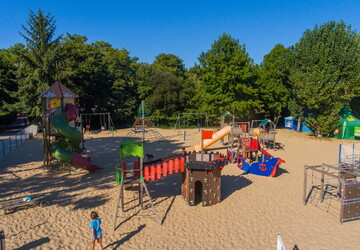 Aire de jeux pour les enfants du camping 5 étoiles Le Vieux Port dans les Landes
