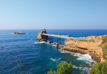 Rocher de la Vierge à Biarritz situé à quelques kilomètres du camping 5 étoiles Le Vieux Port dans les Landes