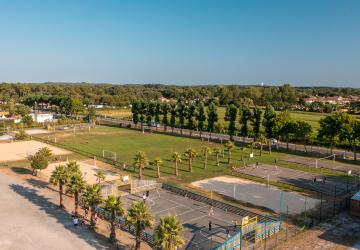 Plaine des sports du camping 5 étoiles Le Vieux Port dans les Landes vue du ciel