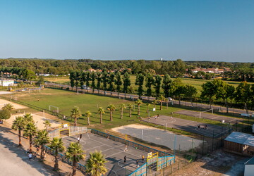 Plaine des sports du camping 5 étoiles Le Vieux Port dans les Landes vue du ciel