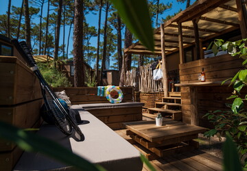 Terrasse du lodge Premium entre les pins au camping 5 étoiles Le Vieux Port