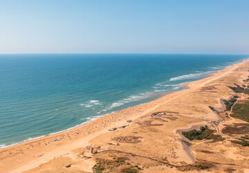 Littoral landais avec vue sur la plage et l'océan Atlantique qui bordent le camping 5 étoiles Le Vieux Port 