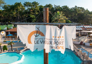 Drapeau du camping 5 étoiles Le Vieux Port dans les Landes au cœur du parc aquatique et de la forêt landaise