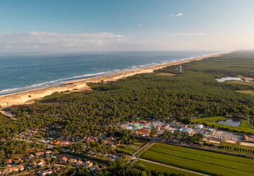 Vue aérienne du camping 5 étoiles le Vieux Port dans les Landes