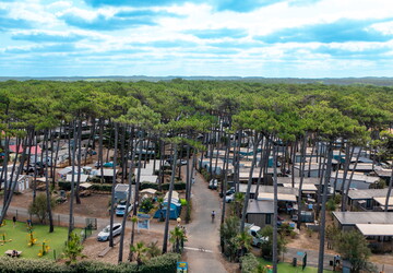 Vue aérienne du camping 5 étoiles le Vieux Port dans les Landes