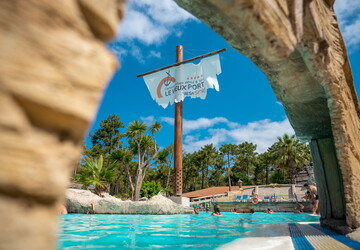 Drapeau de pirate du parc aquatique du camping 5 étoiles Le Vieux Port dans les Landes à Messanges