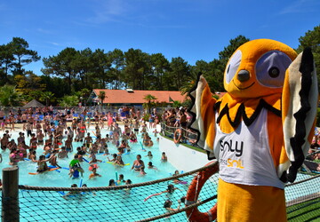Animation avec Soly à la piscine au camping 5 étoiles le Vieux Port dans les Landes 