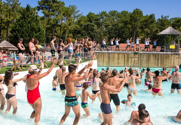 Animation à la piscine au camping 5 étoiles le Vieux Port dans les Landes 