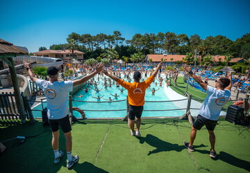 Animation piscine au camping 5 étoiles Le Vieux Port dans les Landes 