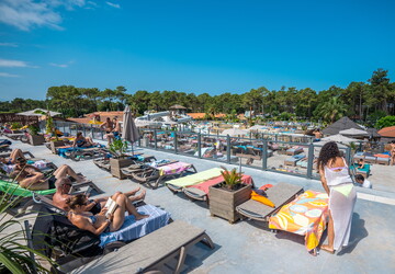 Solarium du parc aquatique du camping 5 étoiles le Vieux Port dans les Landes