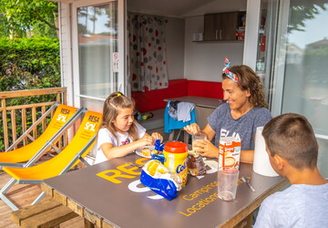 Famille au camping 5 étoiles le Vieux Port dans les Landes