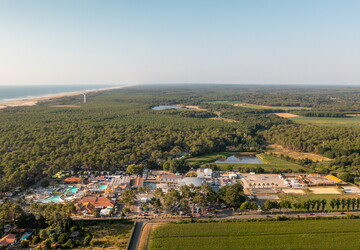 Vue aérienne du camping 5 étoiles le Vieux Port dans les Landes
