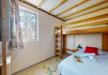Chambre enfant du chalet Premium 6 personnes au camping 5 étoiles Le Vieux Port à Messanges dans les Landes