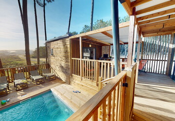 Piscine privée de la terrasse d'un Chalet Premium avec vue sur la dune au camping Le Vieux Port dans les Landes à Messanges