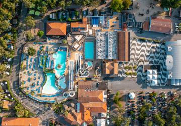Vue drone du dessus de l'espace aquatique du camping 5 étoiles le Vieux Port dans le Sud Ouest des Landes et de sa place du village ainsi que de l'Arena pour sa salle de spectacles entourée de pins avec la forêt landaise à Messanges Vieux Boucau lès Bains