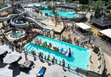Vue drone photo plan aérien de l'animation piscine Total Wipe Out / WipeOut au camping 5 étoiles Le Vieux Port à Messanges Vieux Boucau lès Bains