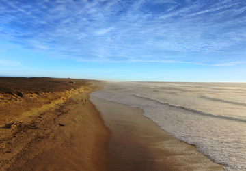 vielle-saint-girons-landes-nouvelle-aquitaine-france-plage-lette-blanche-sunset-soleil-vagues-deux-personnes-scenic-jaune-marron-ciel-bleu-outdoor-resasol-vacances-loisirs-evenements