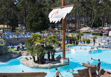 parc aquatique le vieux port mai camping landes premium 5 etoiles eau piscine chauffee personnes exterieur ensoleille drapeau embleme mat