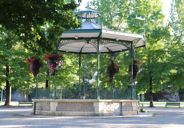 dax-les-landes-nouvelle-aquitaine-france-kiosque-jardin-banc-vegetation-beaute-architecture
