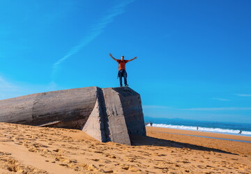 labenne-ocean-les-landes-nouvelle-aquitaine-france-content-bunker-blockhaus-pose-photo