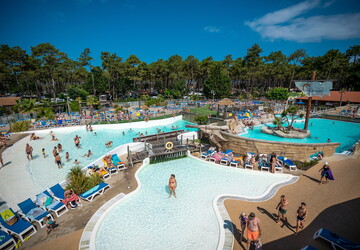 parc aquatique le vieux port août camping landes premium 5 etoiles personnes exterieur ensoleille eau piscine chauffee