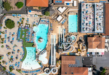 vue du dessus drone image aérienne parc aquatique camping septembre le vieux port avec monde ete indien 