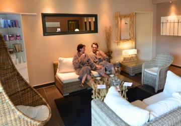 Camping avec espace Spa & Bien-Être dans les Landes (3) avantage détente relaxation cadre naturel couples familles soins de qualité deux personnes salle d'attente peignoir de bain institut beauté