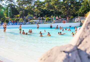 Camping avec piscine à vagues dans les Landes 5-etoiles-vieux-port-landes-parc-aquatique-public (2) vue de cote depuis premier plan rocher detente securite calme