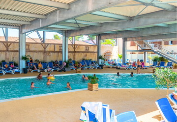 Camping avec piscine couverte et chauffée dans les Landes (5) vue sur tous les transats et le calme et la détente ambiante