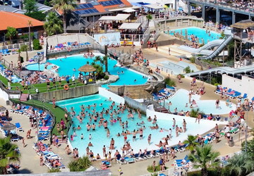 Camping avec piscines chauffées dans les Landes Des piscines extérieures tempérées pour toute la famille pendant l'été baignade et détente avec jacuzzi