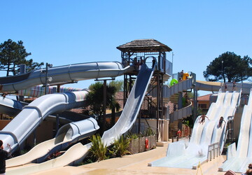 Camping avec toboggans aquatiques chauffés dans les Landes Toboggan à Bouées, parcours aquatique, sensations fortes, famille, aventure, rivière sauvage, attraction aquatique, expérience inoubliable pour petits et grands