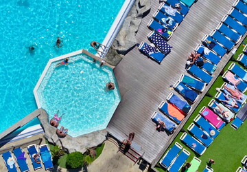 vue drone du spa sur la plage de la piscine du parc aquatique du Camping avec bassin balnéo et jacuzzi dans les Landes