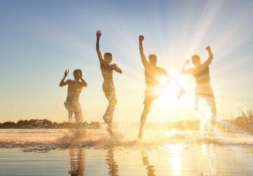 personnes sautant dans les rayons du soleil pour faire savoir qu'ils sont heureux d'être en vie ensemble avec les nouveautés qui les attendent au meilleur camping des Landes